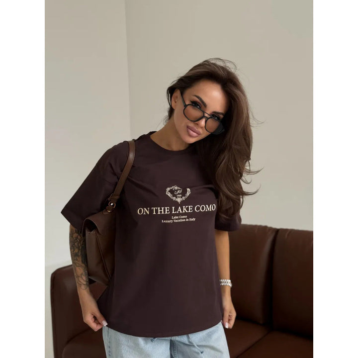 Dame T-shirt med elegant tekst og moderne casual-snit Stilla