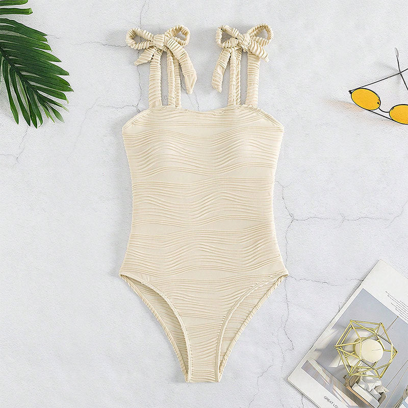Dame one-piece badedragt med bølgemønstre og dekorative stropper Skovae
