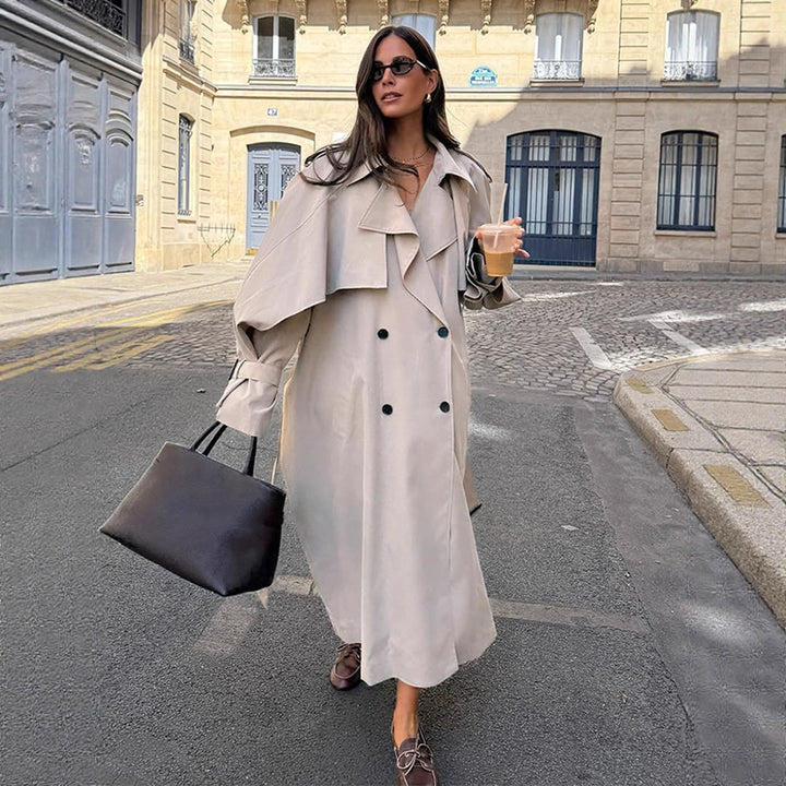 Dame elegant trenchcoat med minimalistisk design og praktiske lommer Stilla