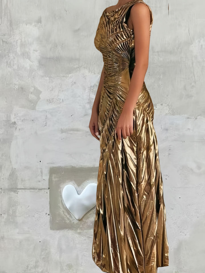 Dame aftenkjole med elegant plissé og skinnende finish Stilla