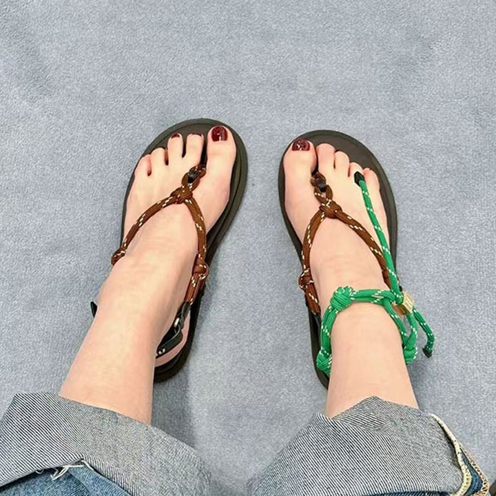 Dame elegante med strass dekorerede flip-flops Stilla