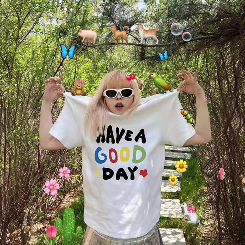 Dame T-shirt med kreativt, farverigt motiv og afslappet pasform Stilla