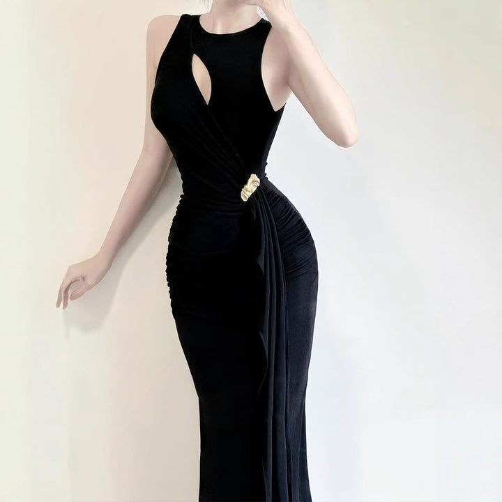 Dame figurtilpasset aftenkjole med asymmetrisk snit og elegant drapering Skovae