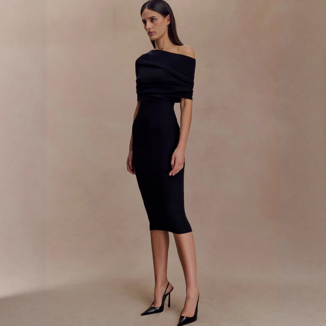 Damer elegant strikkjole med off-shoulder design Skovae