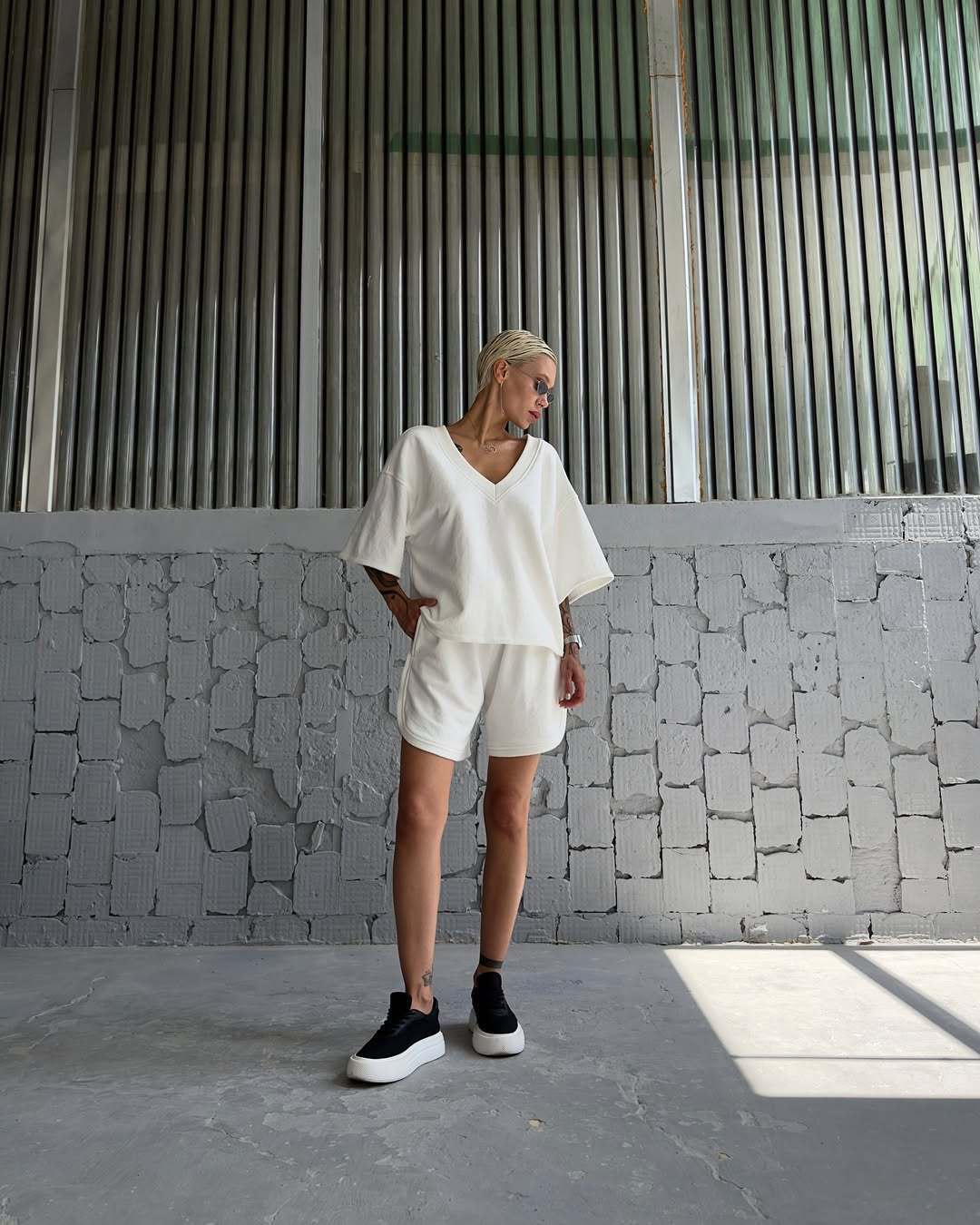 Kvinders afslappede sportsæt med oversized top og komfortable shorts