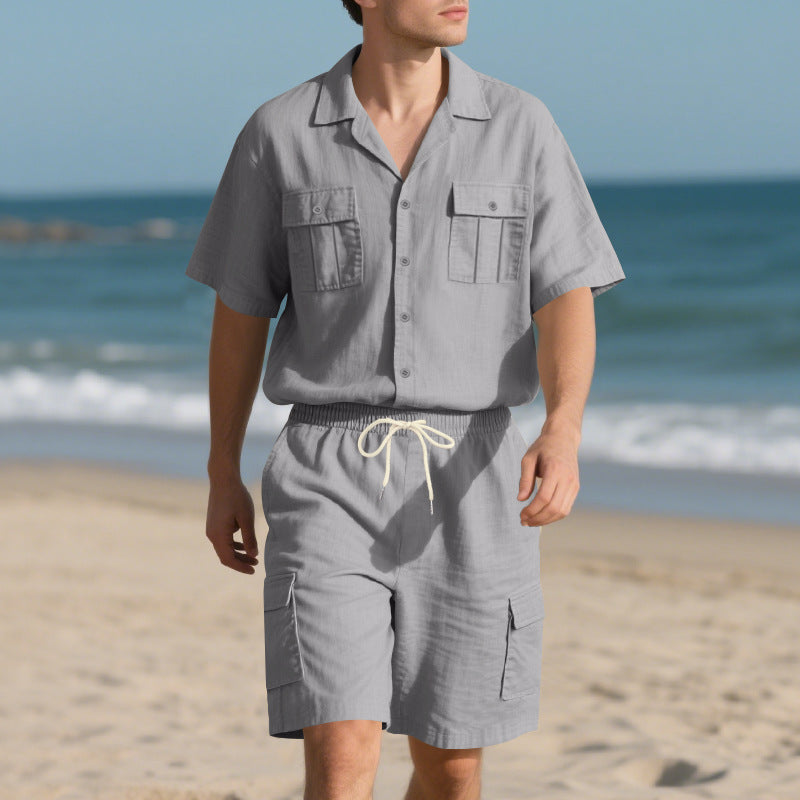 Herrer afslappet strandoutfit med korte ærmer og praktiske cargo-shorts Stilla