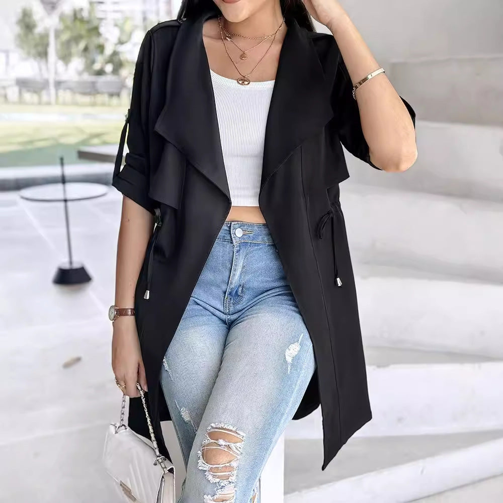 Dame moderigtig trenchcoat med taljerbart design og praktiske lommer Stilla