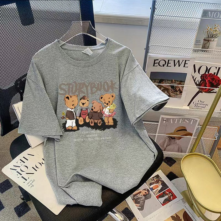 Dame T-shirt med legesygt bjørnemotiv og kunstnerisk tryk Stilla