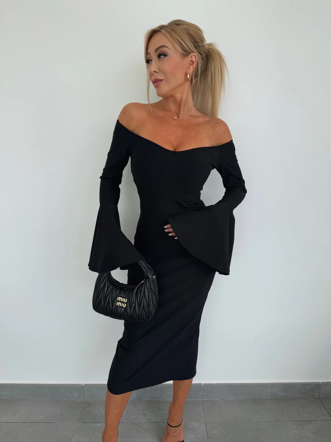Dame figurtilpasset Off-Shoulder kjole med voluminøse ærmer og elegant snit Stilla