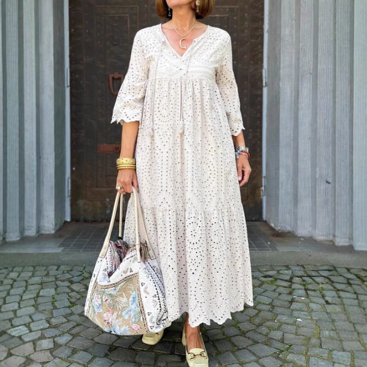 Dame maxikjole med feminine flæsedetaljer og luftig bomuldsstruktur Stilla