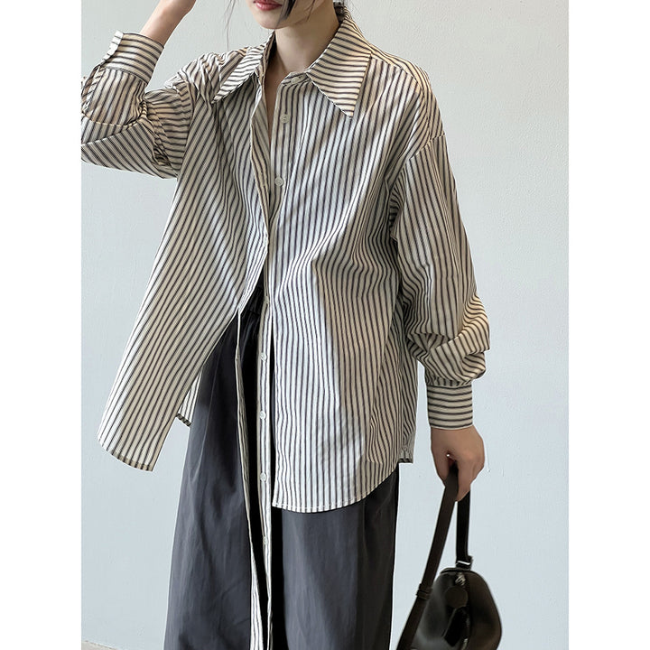 Dame afslappet bluse med V-hals og stribet design Stilla