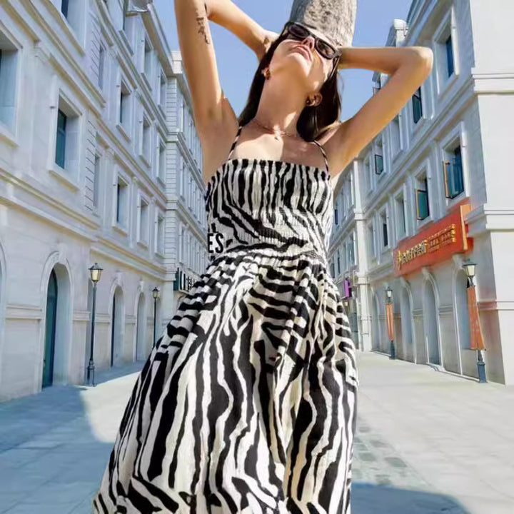 Dame maxikjole i elegant zebra-design med smigrende snit og justerbar overdel Stilla
