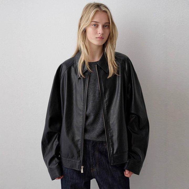 Kvindernes elegante læderjakke i minimalistisk design Stilla