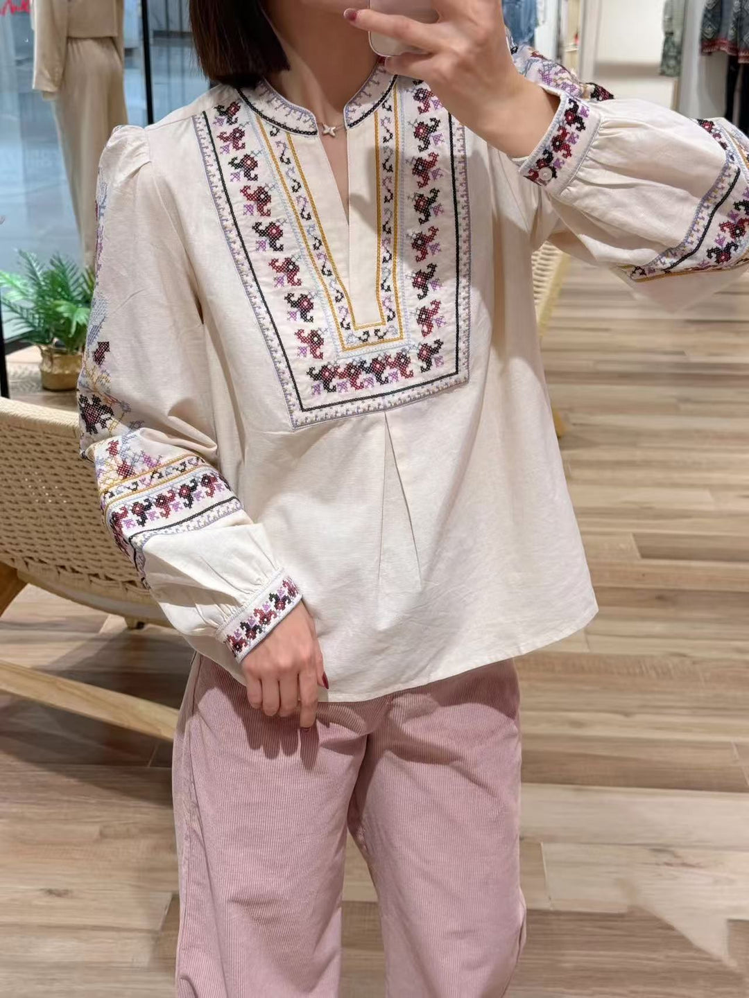Dame broderet bluse med halvhøj krave og elegante flæseærmer Stilla