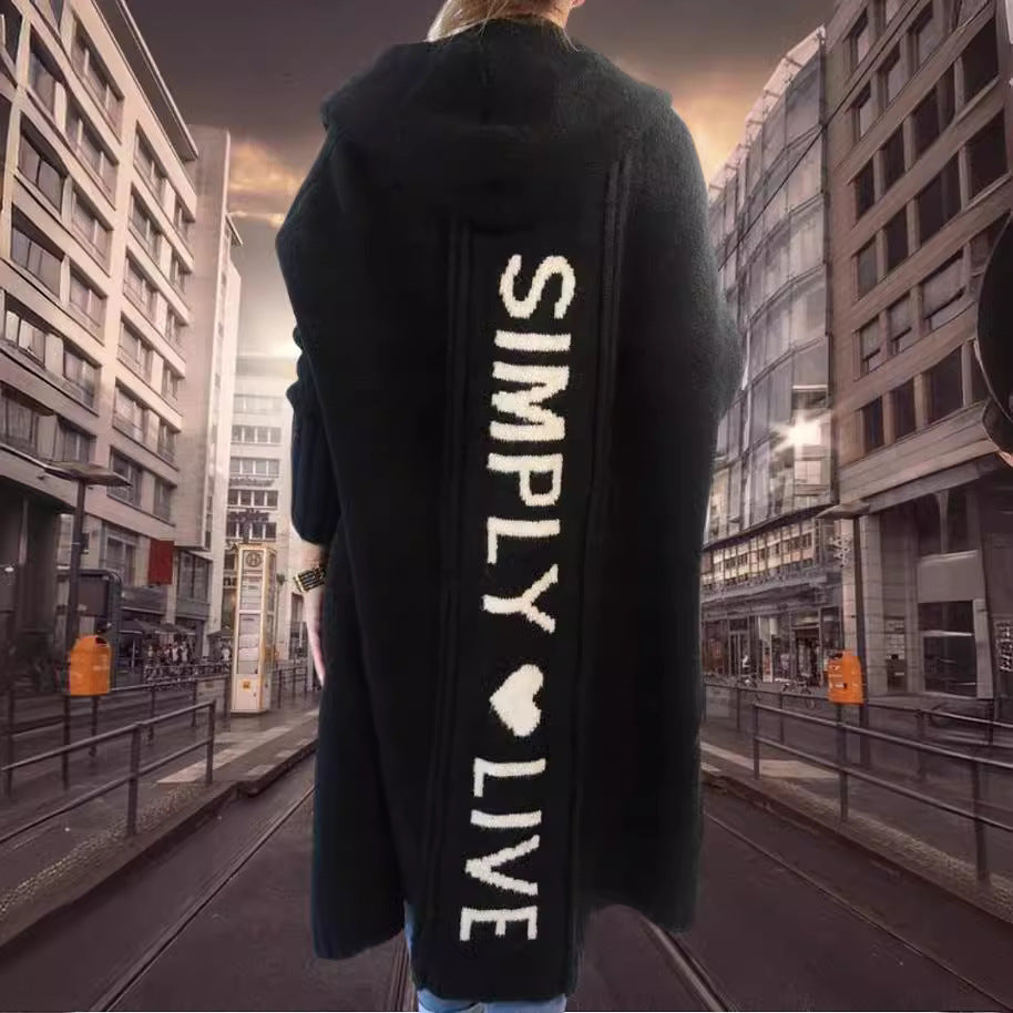 Dame Oversized Strikfrakke med Hoodie og iøjnefaldende skrift Stilla
