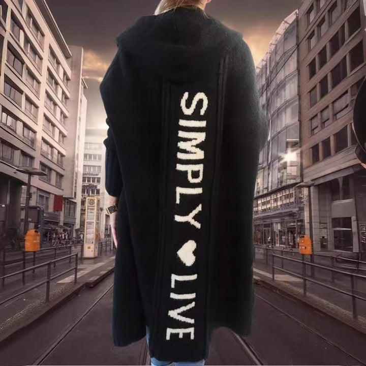 Dame Oversized Strikfrakke med Hoodie og iøjnefaldende skrift Stilla