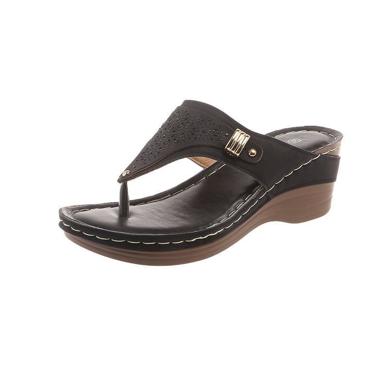 Dame flip-flops med moderne cut-out-design og behagelig wedge-sål Stilla