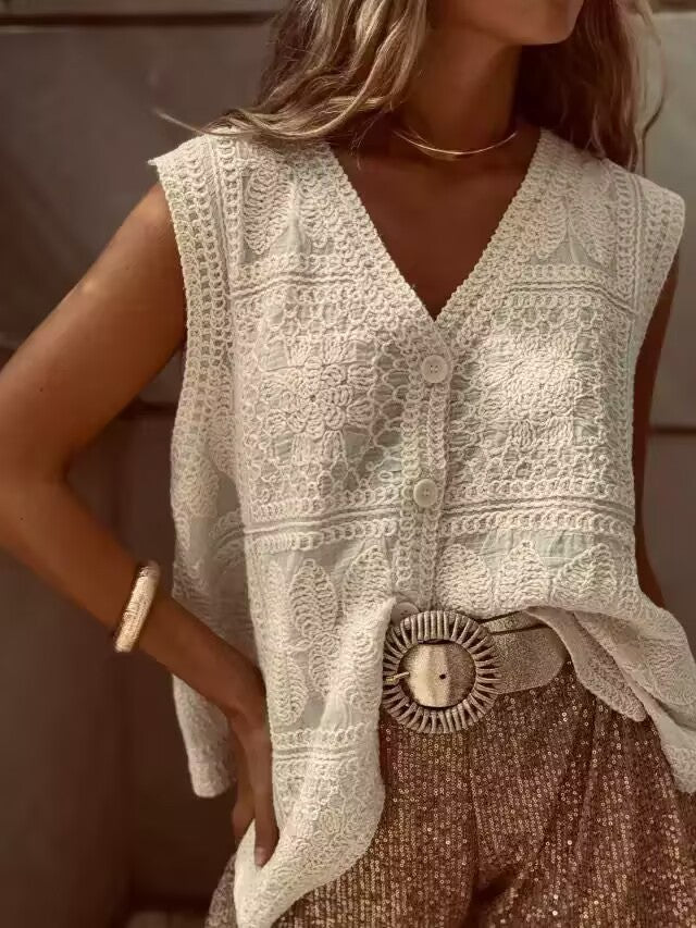 Dame elegant spidsbluse med knapdetaljer og feminin silhuet Stilla