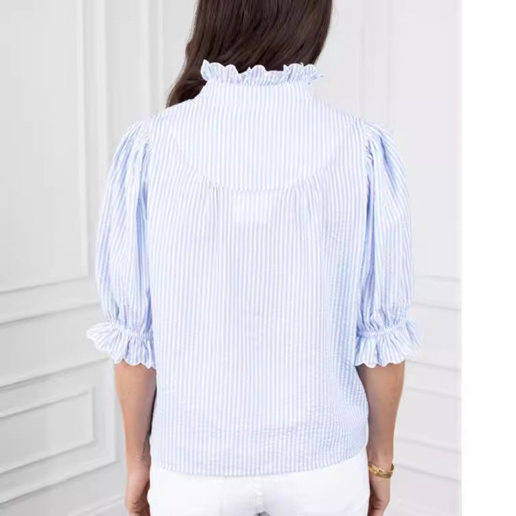 Damebluse med flatterende ståkrave og flæsedetaljer Stilla