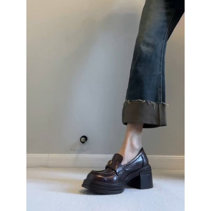Dame Chunky Heel Slipper med dekorativt emblem Stilla