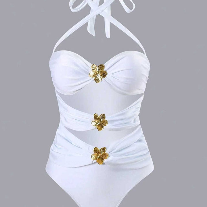 Dame endel I badedragt med elegante draperinger og gulddetaljer Skovae