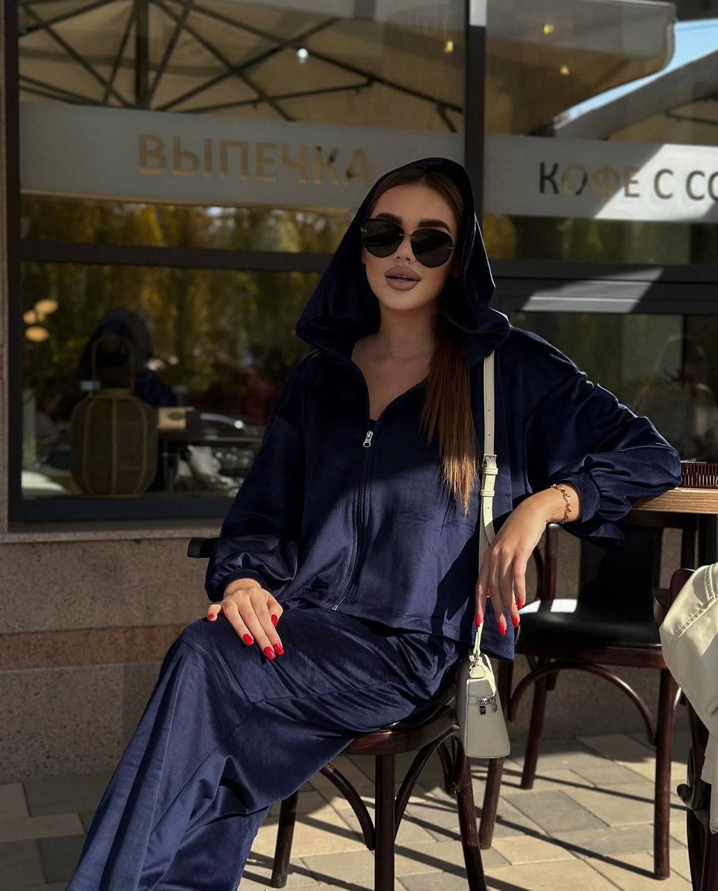 Dame stilfuldt kombinerbart fritids-sæt med cropped top og blød jakke Stilla