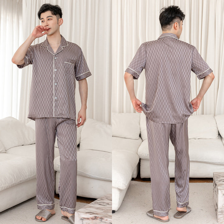 Herre Satin Pyjamasæt med elegant monogram-design og kvalitetsforarbejdning Stilla