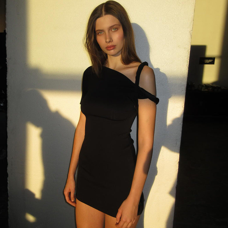 Dame sporty minikjole med asymmetrisk snit og fint bånddesign Stilla