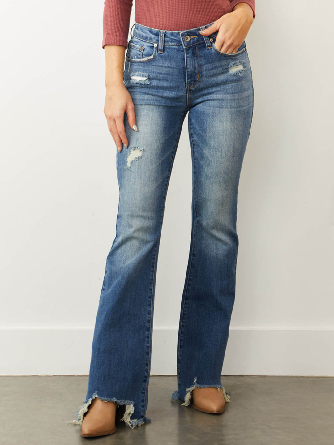 Dame Flared Jeans med frynset kant og moderigtige revnedetaljer Stilla