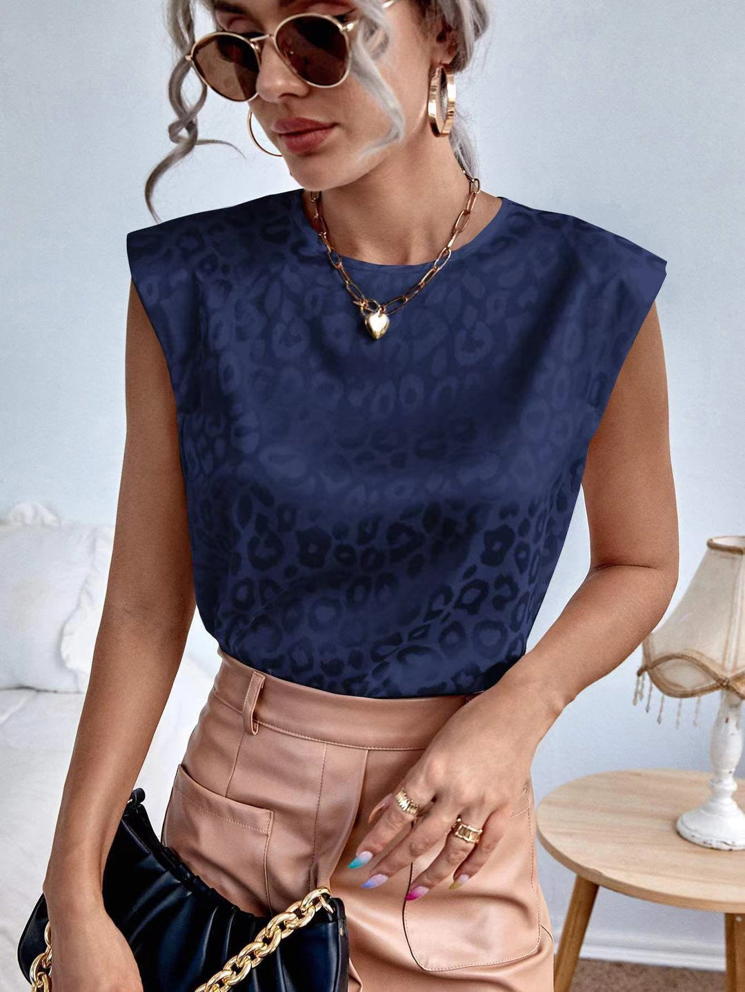 Dame elegant skåret overdel med moderne leopardprint Stilla