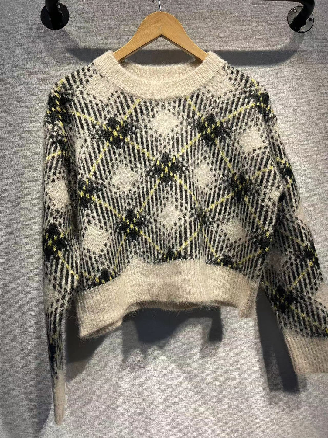 Dame sweater med stilfuldt ternet mønster og afslappet snit Stilla