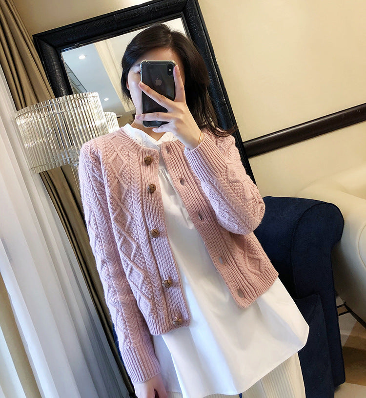 Femme Struktureret Cable Knit Cardigan med knapdetalje Stilla