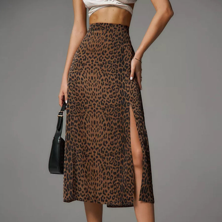 Dame Midikjole med sexy slids og elegant leopardprint Stilla