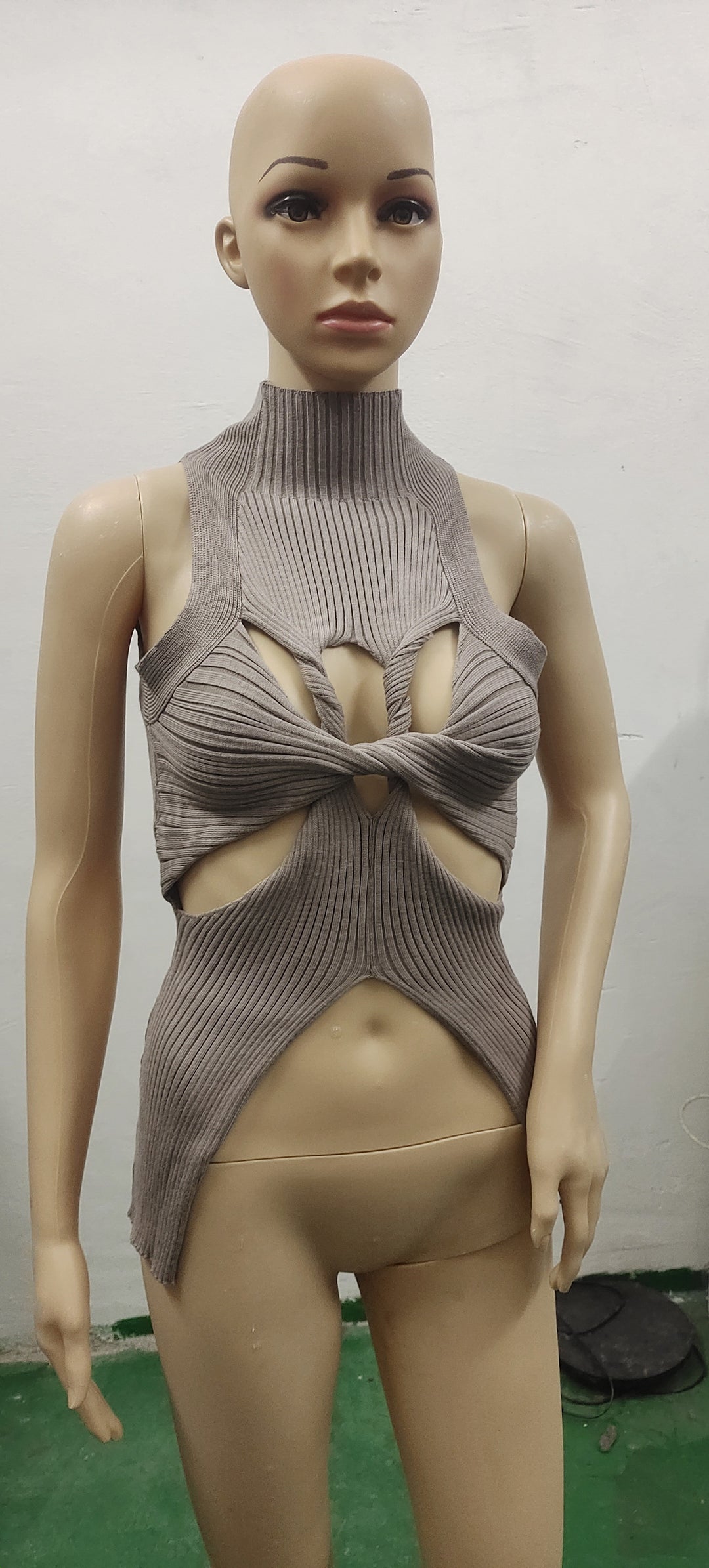 Dame figurtilpasset Cut-Out Top med høj krave Skovae