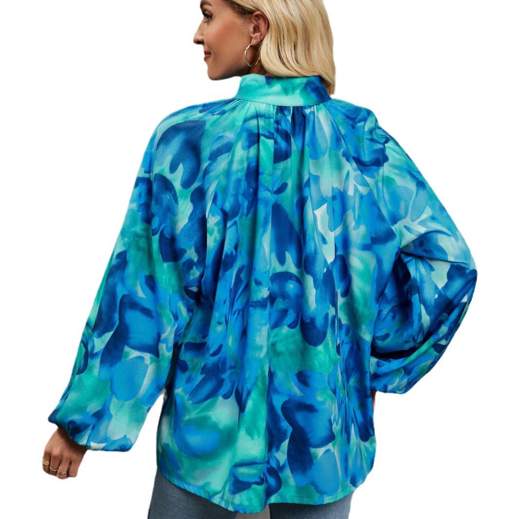 Damebluse med farverig blomsterprint og sløjfekrave Stilla