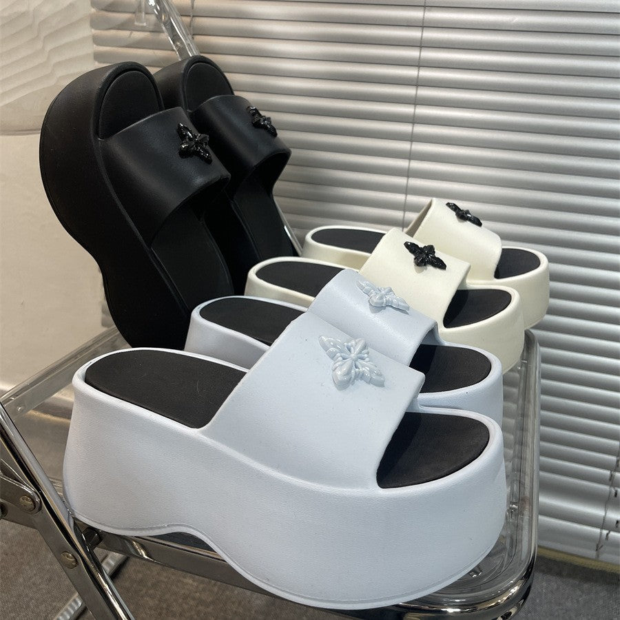 Dame komfortable og stilfulde slip-ons med elegant blomster-applikation Stilla