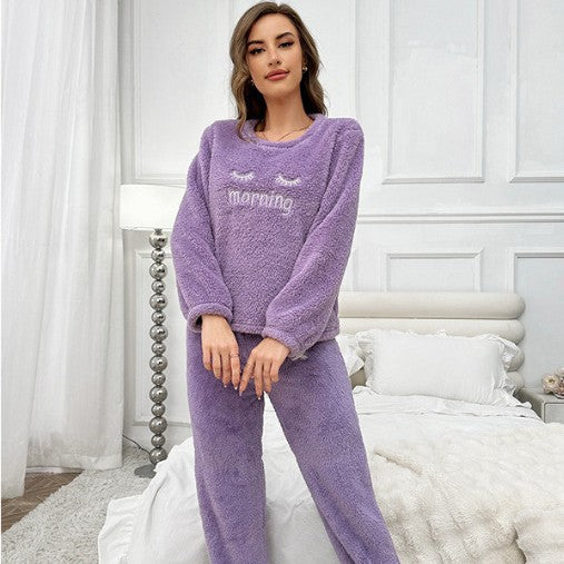 Dame hyggeligt fleece-pyjamasæt med sødt broderet motiv Stilla