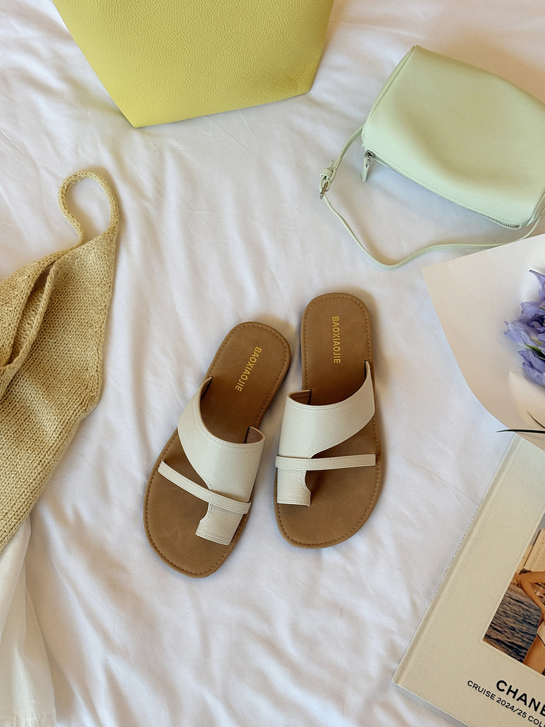 Femme Strappy Slide Sandaler med metalliske accenter Stilla