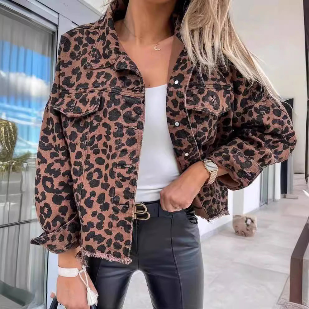 Dame Denimjakke med moderne leopardmønster og frynset kanter Stilla