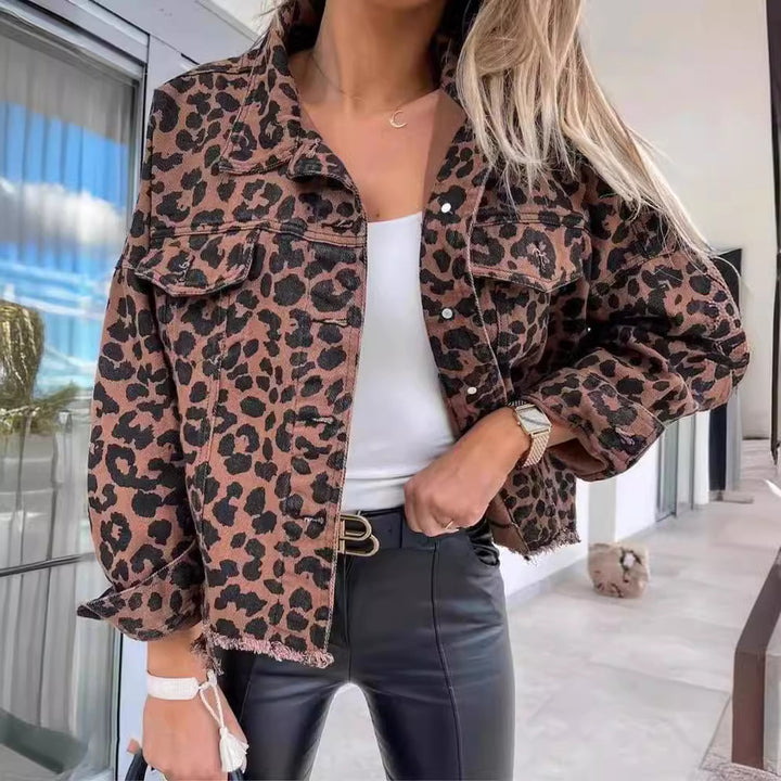 Dame Denimjakke med moderne leopardmønster og frynset kanter Stilla