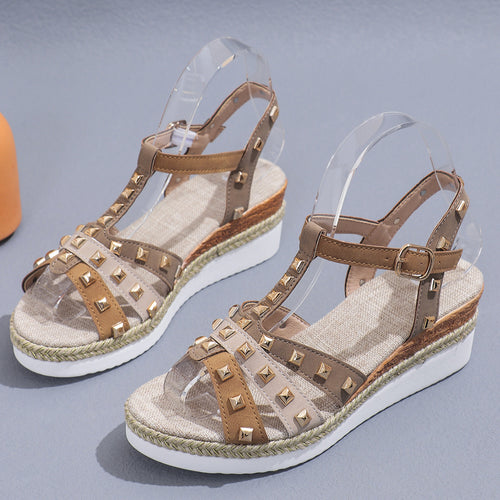 Dame Wedge-sandaler med unik nitteudsmykning og behagelig fodsengsdesign Stilla