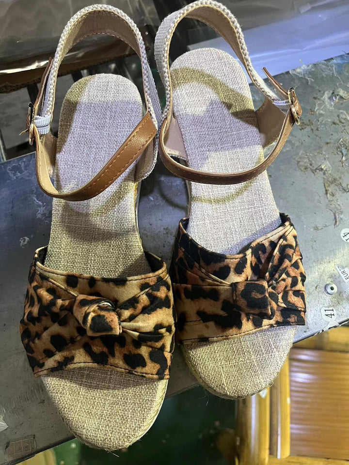 Dame kilehæl sandaler med flettet detalje og justerbar rem Stilla