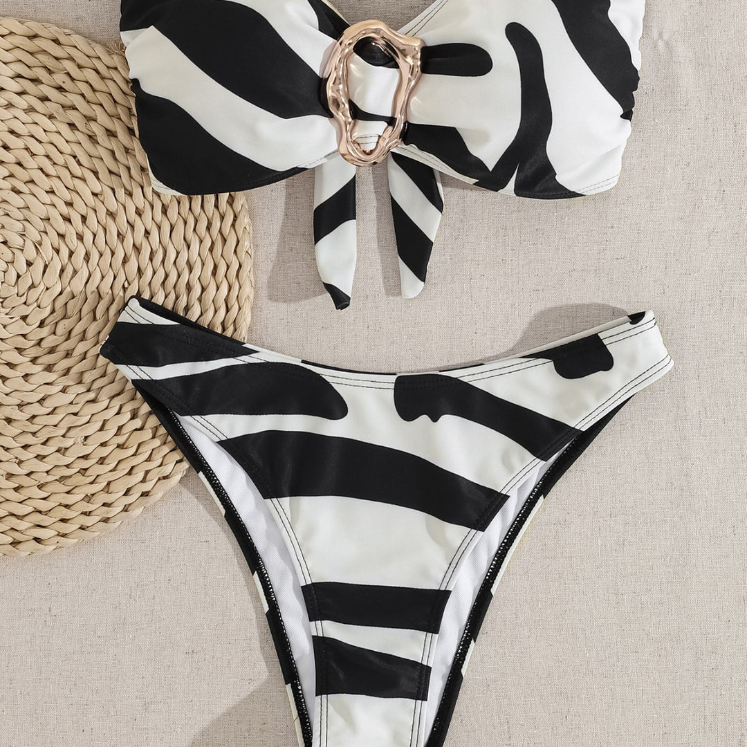 Dame bandeau-bikini med moderigtige spænde-detail og asymmetrisk snit Skovae