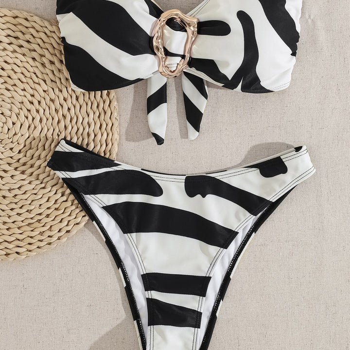 Dame bandeau-bikini med moderigtige spænde-detail og asymmetrisk snit Skovae