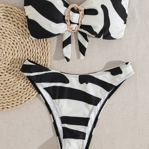 Dame bandeau-bikini med moderigtige spænde-detail og asymmetrisk snit Skovae