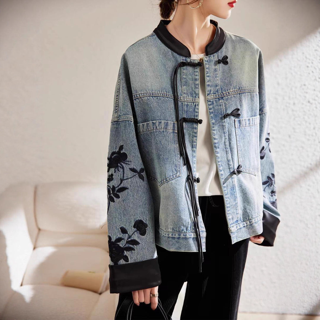 Kvindernes fashionable denimjakke med blomsterbroderi og elegante manchetter
