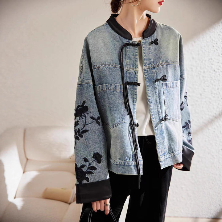 Kvindernes fashionable denimjakke med blomsterbroderi og elegante manchetter