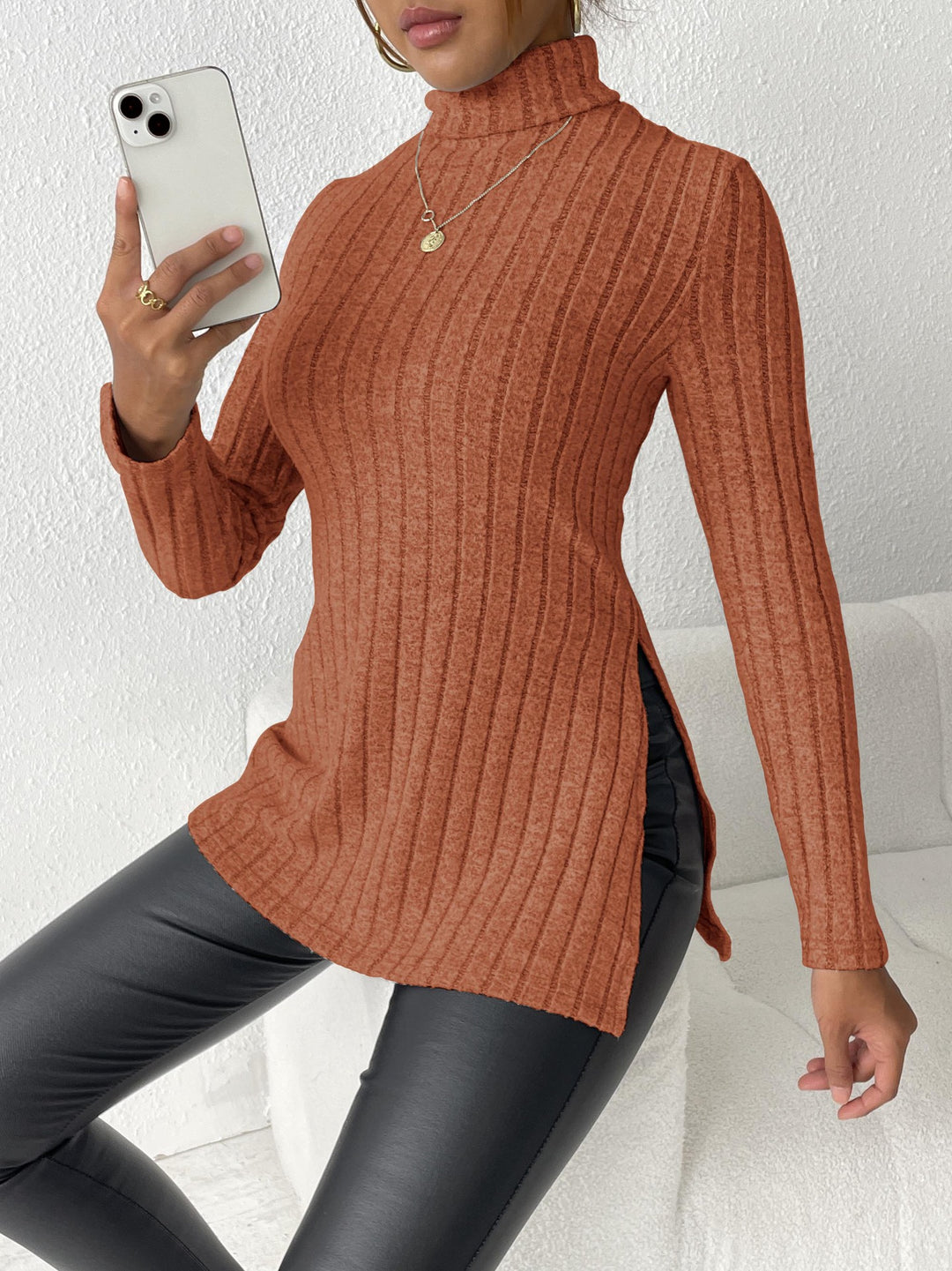 Dame rullekrave sweater med struktureret overflade og fashionable sidelæg Stilla