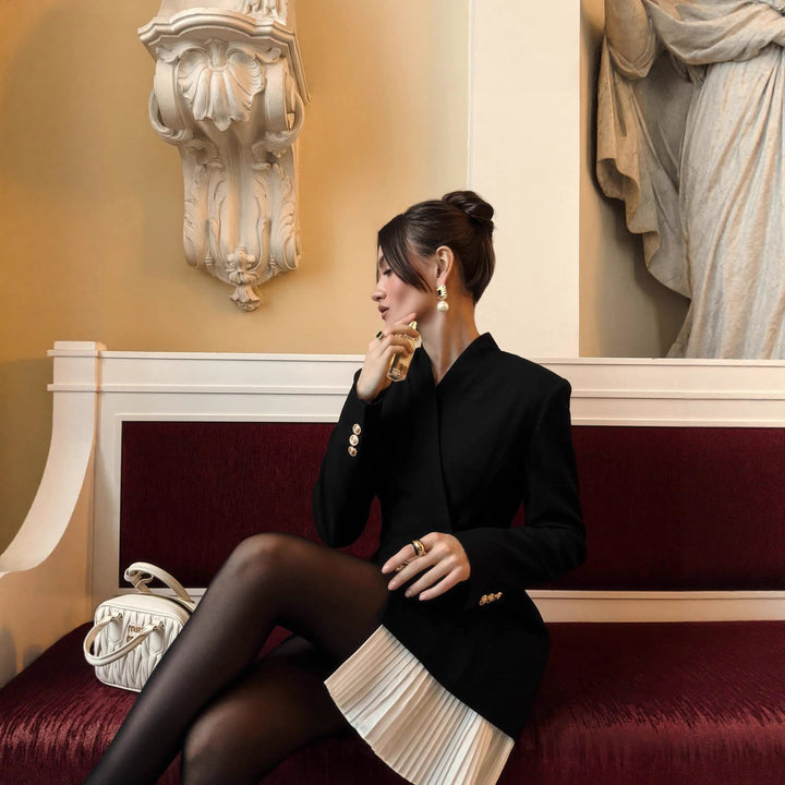 Dame blazer med plisseret kant og elegante knapdetaljer Stilla