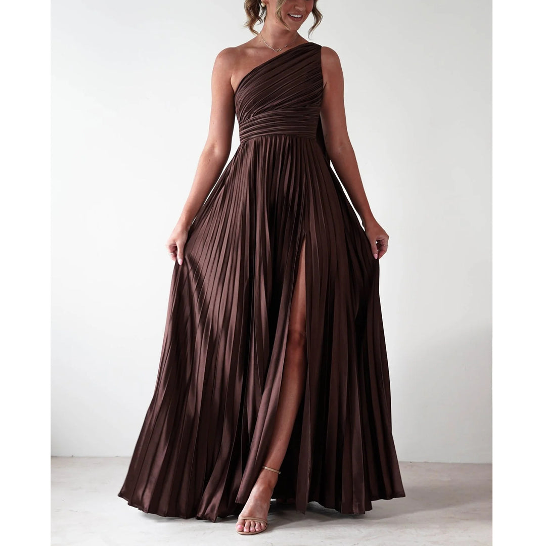 Dame aftenkjole med elegant plisseret nederdel og asymmetrisk top